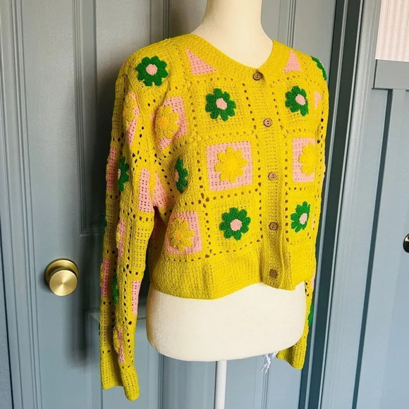 New Shop Talulah Crochet Knit Cropped Daisy Sweater - Picture 3 of 10